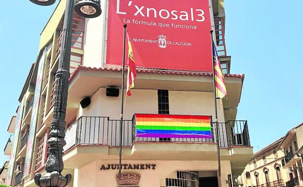El pleno aprueba apoyar la igualdad de las personas LGTBI