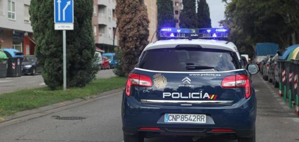Un hombre deja solos por la noche a un bebé y a otro menor para irse al bar en Xàtiva