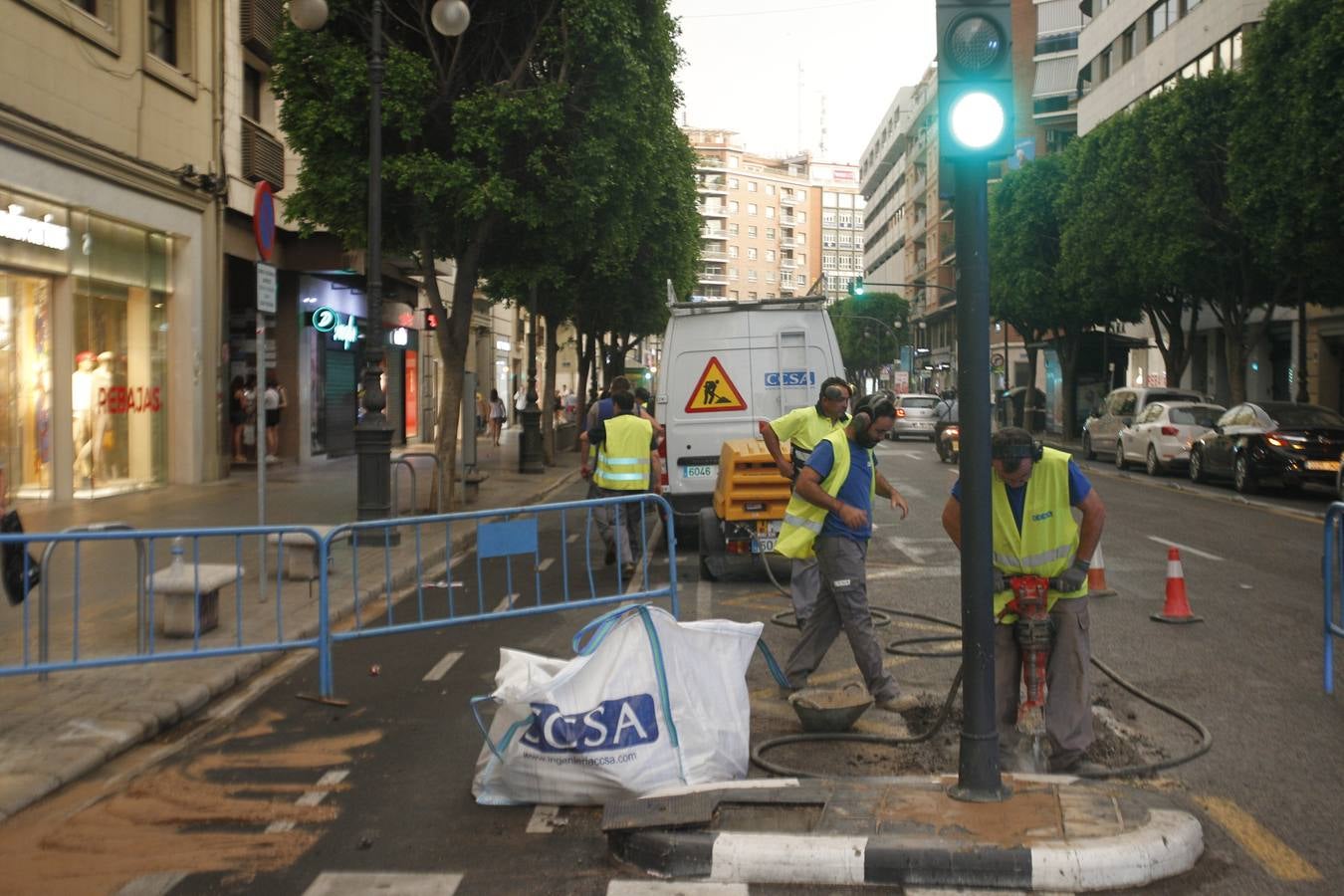 El reventón de una tubería inunda un tramo de la calle Colón de Valencia