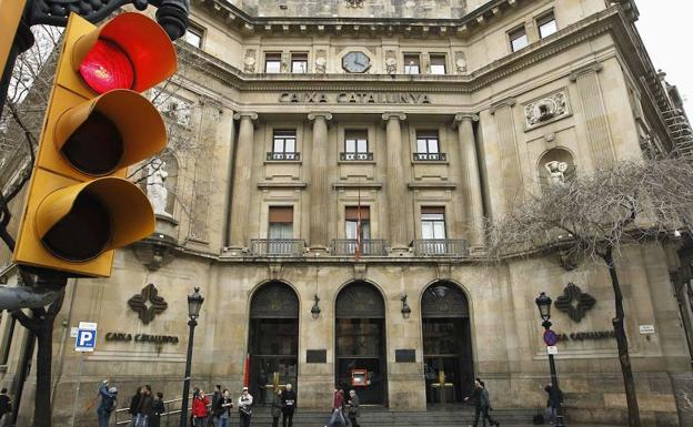 Los gastos previos al verano elevan las deudas con la banca por primera vez desde 2010