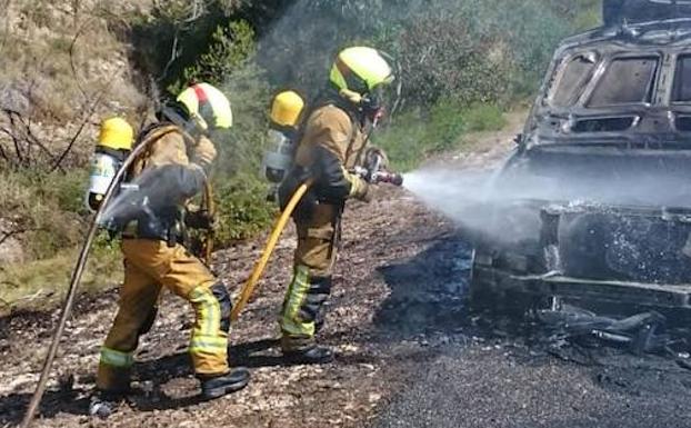 Los bomberos rescatan a un conductor atrapado en su coche tras caer en la sierra de Oltà