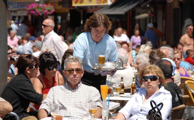 Cocineros y camareros, los más buscados durante el verano en la Comunitat