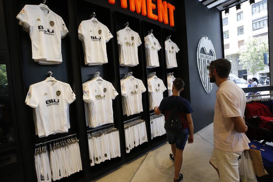 Fotos del primer día de venta de la nueva equipación del Valencia CF por el Centenario