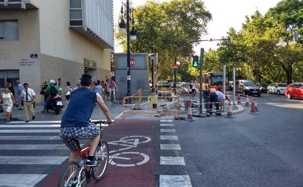 El Ayuntamiento de Valencia baja a la calzada el carril bici frente al Hospital Clínico