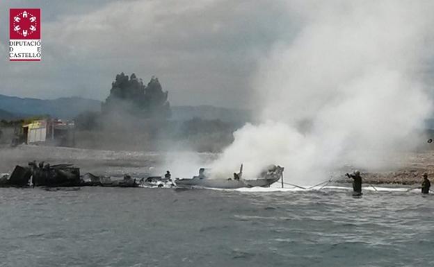 Incendiado un barco mientras navegaba con dos ocupantes entre Alcalà de Xivert y Torreblanca