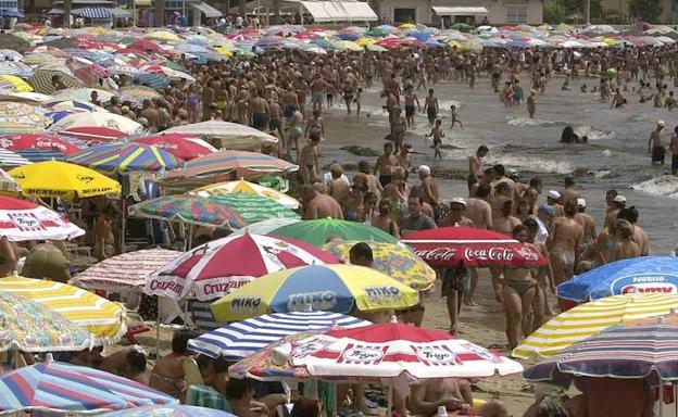 Rescatan a un bañista con síntomas de ahogamiento en una playa de Torrevieja