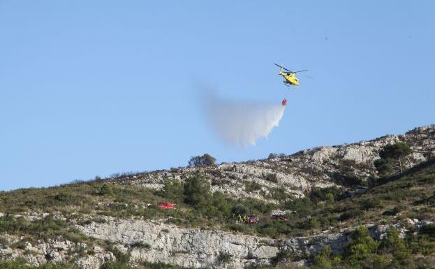 El fuego calcina seis hectáreas de masa forestal en el parque del Montgó