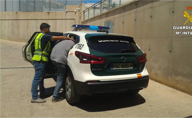 Detenido en Santa Pola el autor de varios robos en aparcamientos cercanos a las playas de Elche