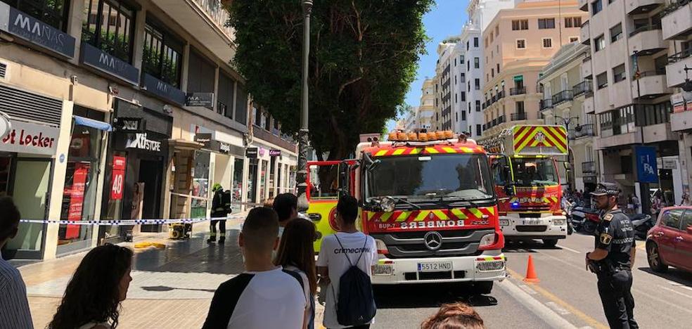 Un incendio en una tienda de calzado deportivo de la calle Colón obliga a cortar un carril al tráfico