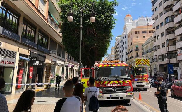 Un incendio en una tienda de calzado deportivo de la calle Colón obliga a cortar un carril al tráfico