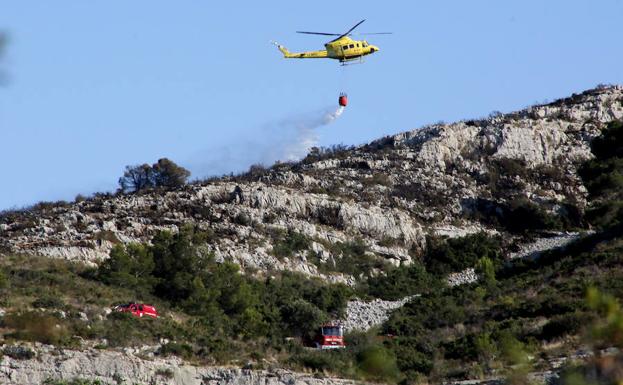 Un avión con cámara térmica buscará puntos calientes en el incendio del Montgó