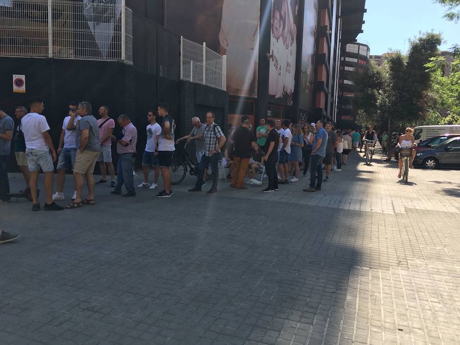 Fotos de las colas en Mestalla para cambiar de ubicación los abonos