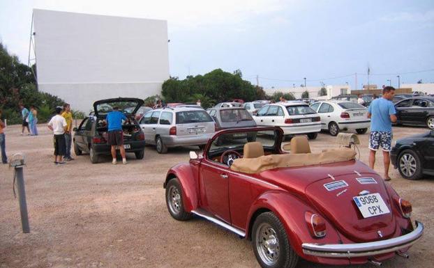 Un coche atropella a dos adultos y una niña dando marcha atrás en un autocine de Mutxamel