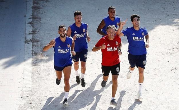 Los jugadores del Valencia CF se entrenan en el cauce del Turia