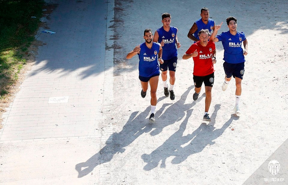 Los jugadores del Valencia CF se entrenan en el cauce del Turia