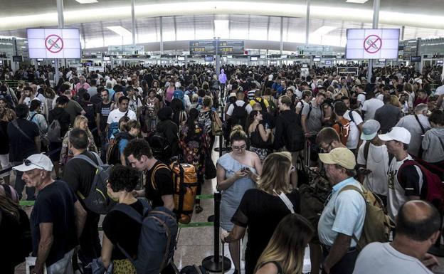 Aviso de huelga en los aeropuertos desde finales de julio, en plena temporada alta