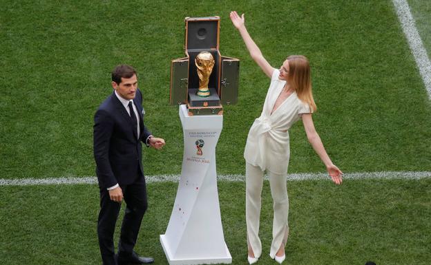 La diva rusa Natalia Vodiánova llevará la Copa del Mundo que recibirá el campeón