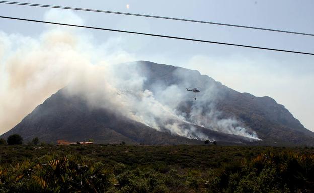 Extinguido el incendio forestal declarado en el parque natural de El Montgó