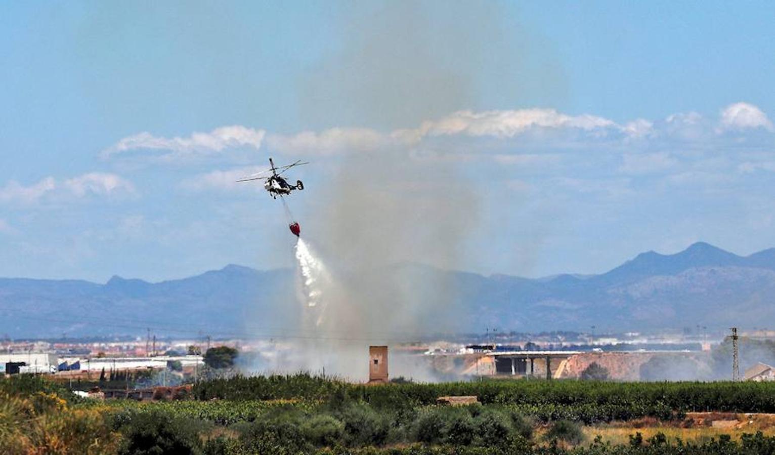 El incendio de la fábrica de reciclaje de Silla en imágenes