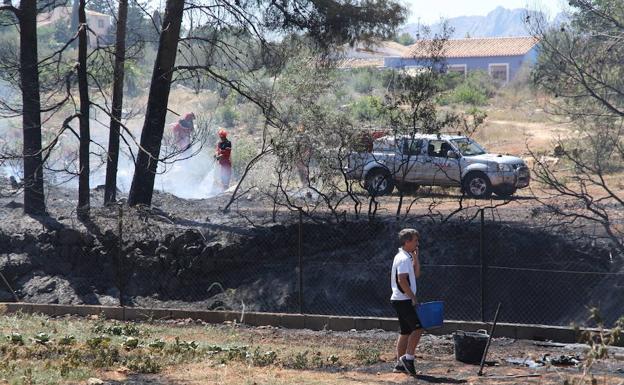 Confinan a los usuarios del Centro Ocupacional de La Xara mientras dura la extinción del incendio junto al Montgó