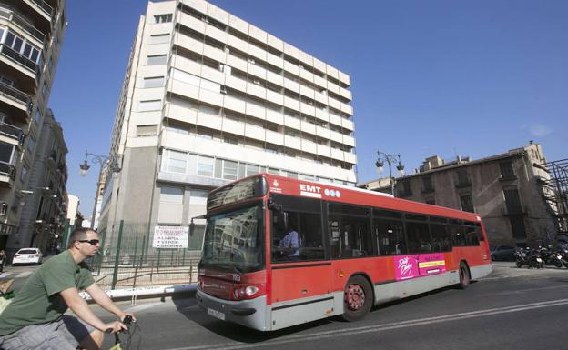 La Federación de Vecinos de Valencia califica de «fiasco» el dispositivo que puso la EMT y metro para ver el piromusical de La Marina