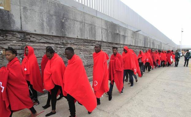 La Policía trata de identificar a los más de 400 inmigrantes llegados a las costas de Cádiz