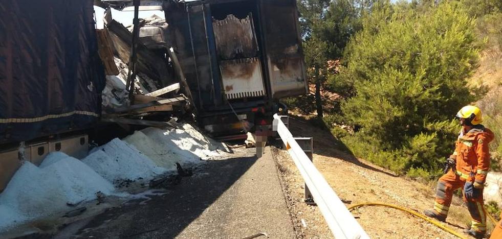 Un choque entre camiones causa un incendio y corta la A-3 casi cuatro horas