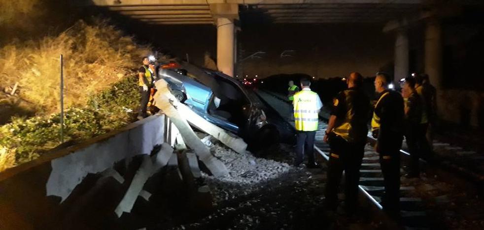Un conductor muere al chocar en un puente y caer a las vías del tren en Massamagrell