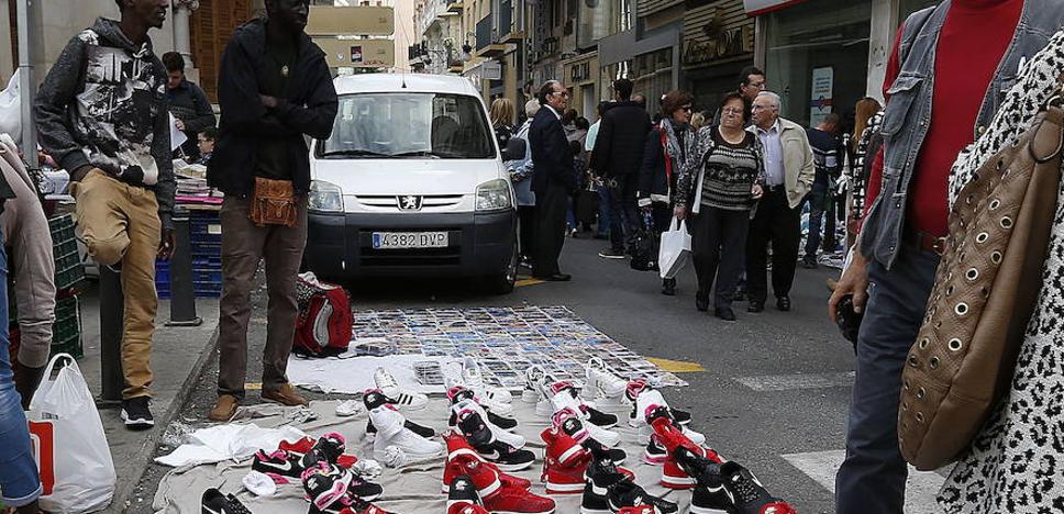 El Ayuntamiento de Valencia estudia que los manteros compartan espacio con los mercadillos extraordinarios