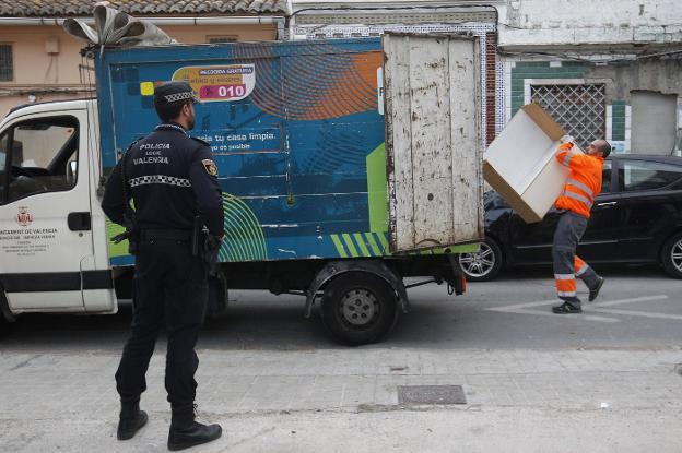 La policía escolta camiones de limpieza en la zona degradada del Cabanyal