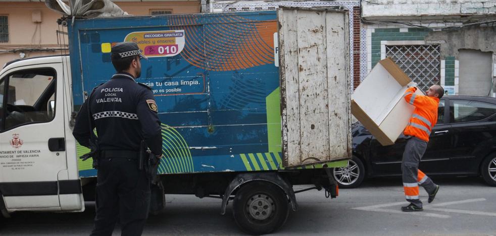 La policía escolta camiones de limpieza en la zona degradada del Cabanyal
