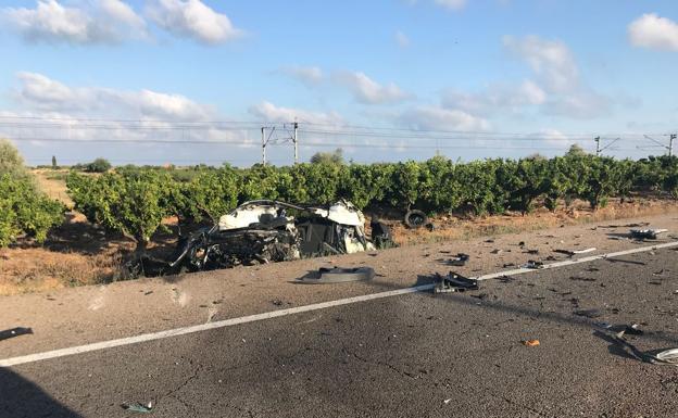 Un hombre muere al chocar un coche contra un camión en la N-340