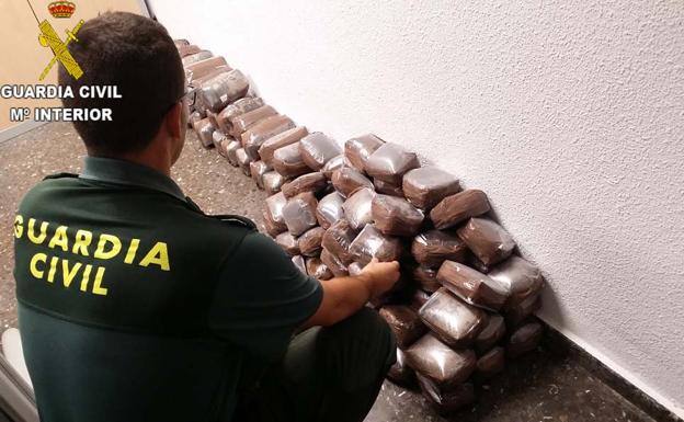 Intervenidos en Sagunto 65 kilos de hachís y 25 de marihuana en dos coches
