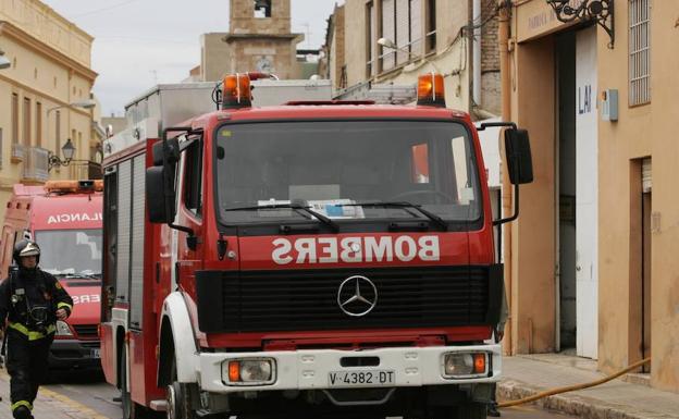 Dos heridos en el incendio de una vivienda en Elche