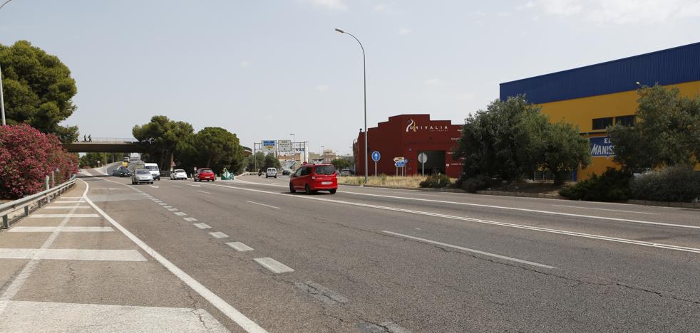 Un muerto y su hija de nueve años herida grave tras ser atropellados por un camión en Manises