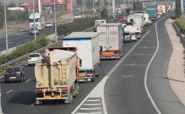 Las lluvias en Castellón y el regreso de 'fibers' colapsan el 'bypass'