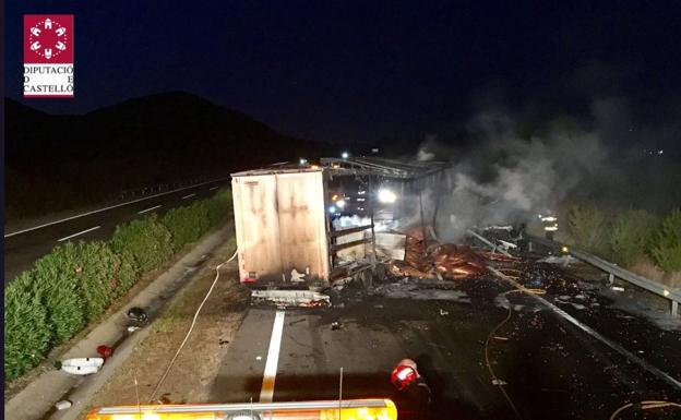 Un accidente entre dos camiones corta la AP-7 en Torreblanca