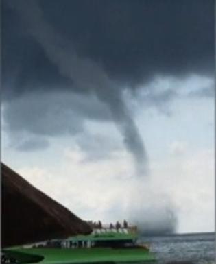 Un espectacular tornado en el Mar Negro amarga las vacaciones a los turistas