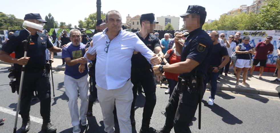 Tensión en el borrado del mural a favor de los condenados de Alsasua
