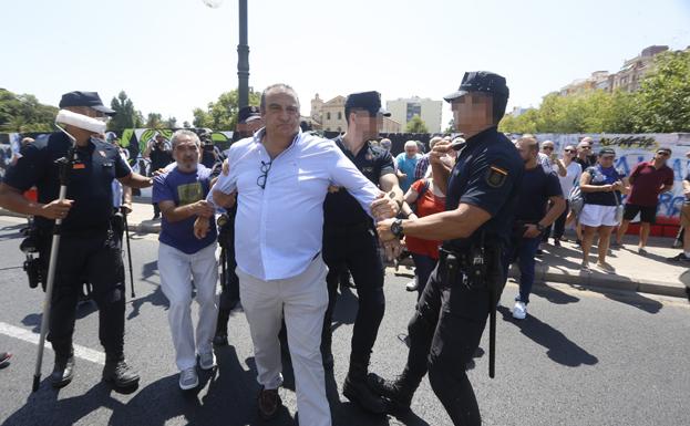 Tensión en el borrado del mural a favor de los condenados de Alsasua