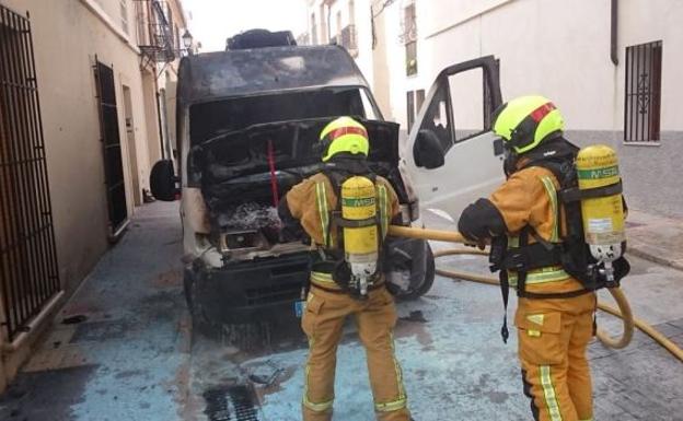 Una furgoneta arde en el centro de Benissa