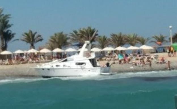 Encallan tres embarcaciones en la playa de Tabarca por el fuerte viento