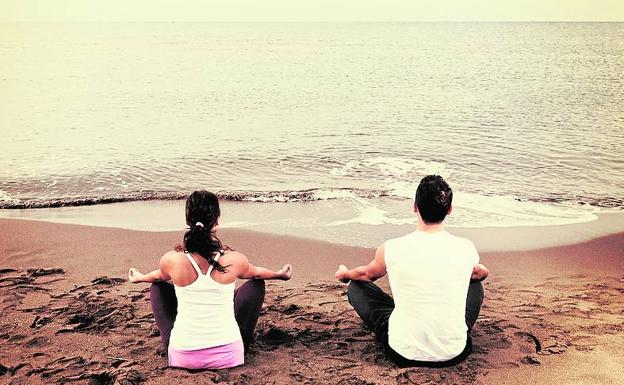 La arena de la playa, el escenario perfecto para practicar yoga