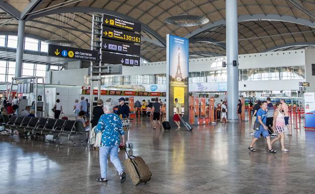 Un trabajador del aeropuerto roba equipos informáticos del control de fronteras de la Policía