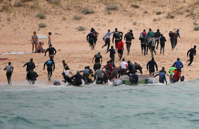 Un desembarco de inmigrantes sorprende a los bañistas en una playa de Tarifa