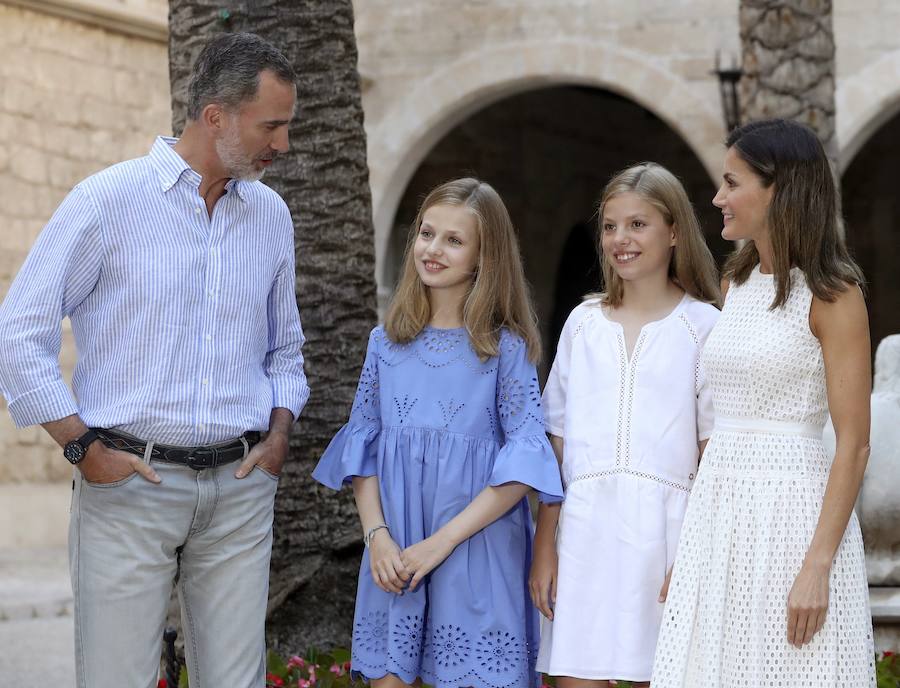 Los Reyes y sus hijas posan en el Palacio de la Almudaina