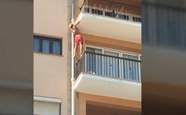 Cazado en pleno 'balconing' en Magaluf