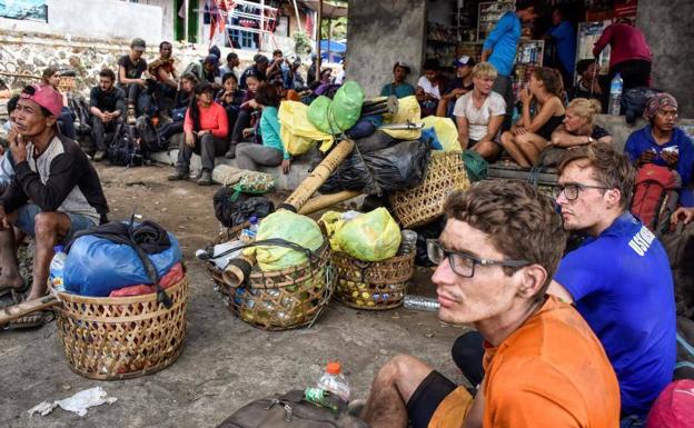 Localizan a cinco de los 29 excursionistas españoles atrapados en Indonesia tras el terremoto