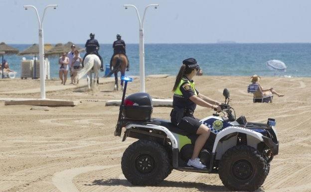 Trece detenidos en Valencia por la Policía de playa, tres por agresión sexual