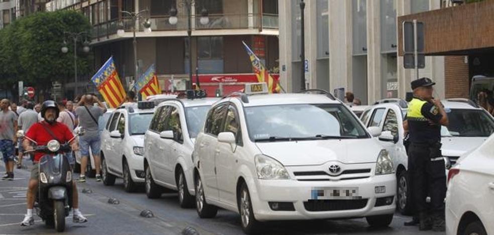 Los taxistas mantienen la huelga hasta el miércoles a la espera de lo que hagan Madrid y Barcelona